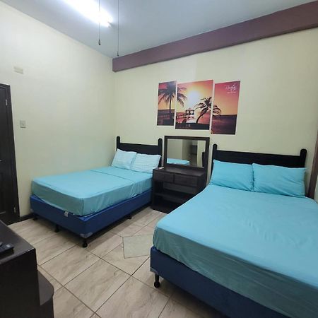 B Aparts Hotel Coxen Hole Bagian luar foto