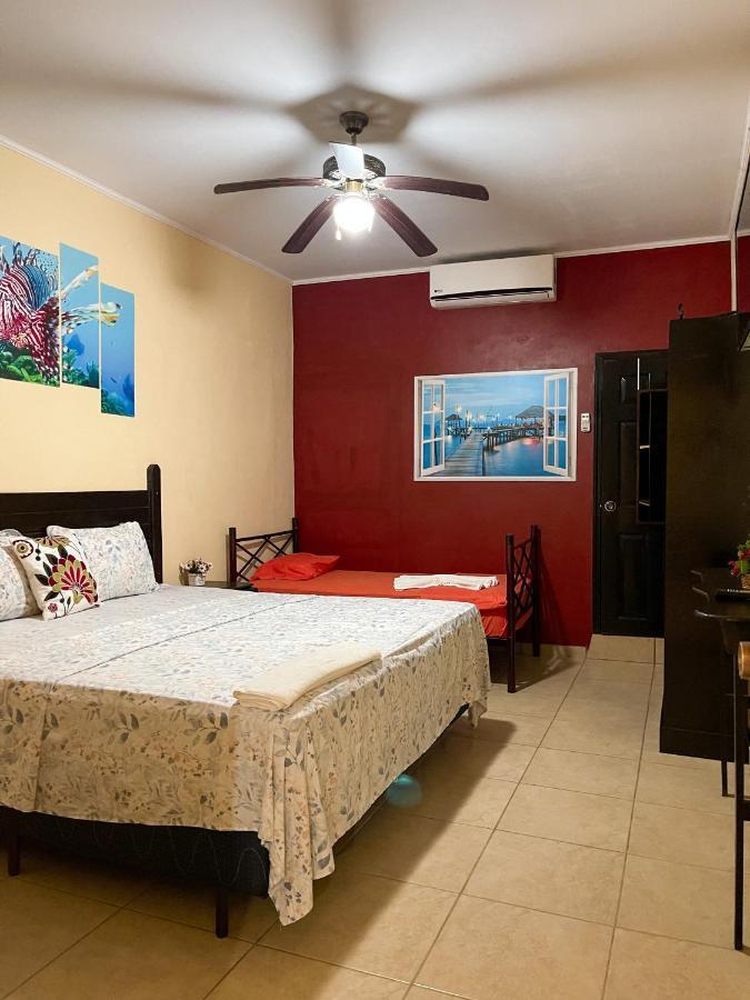 B Aparts Hotel Coxen Hole Bagian luar foto