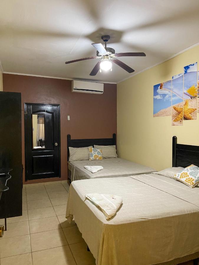 B Aparts Hotel Coxen Hole Bagian luar foto