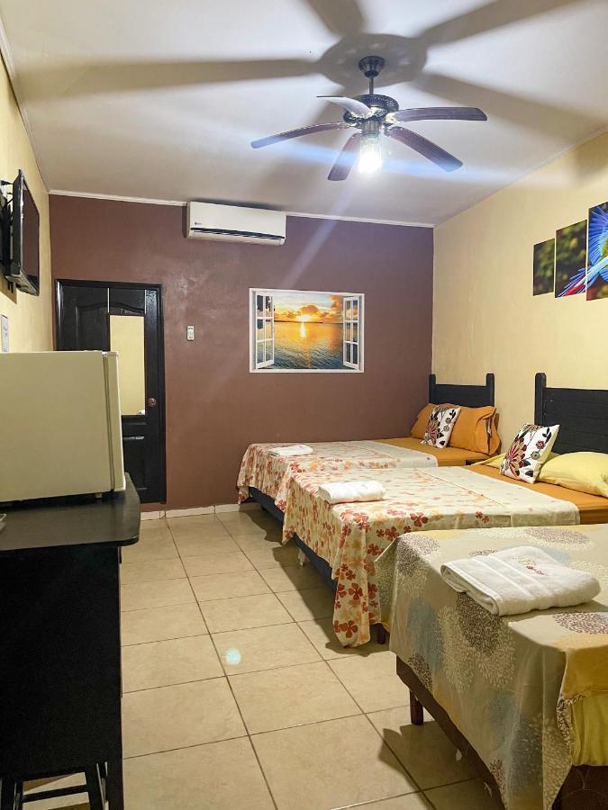 B Aparts Hotel Coxen Hole Bagian luar foto