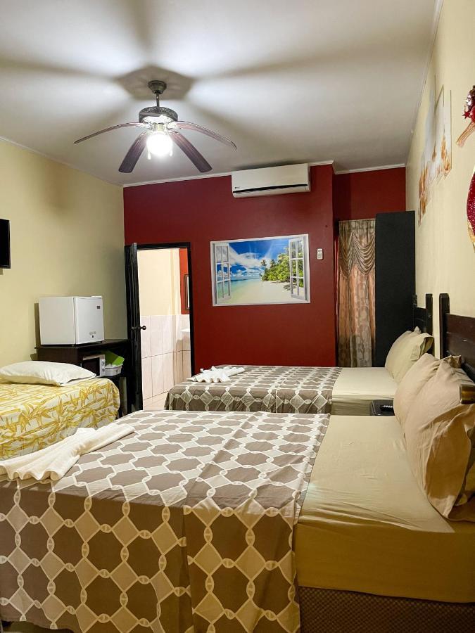 B Aparts Hotel Coxen Hole Bagian luar foto