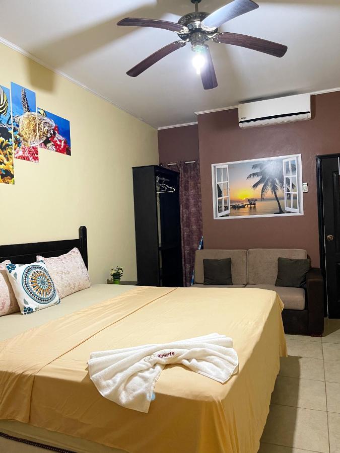 B Aparts Hotel Coxen Hole Bagian luar foto