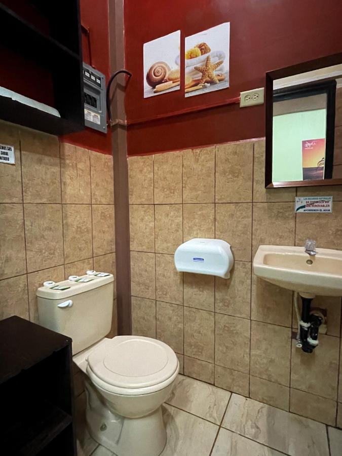 B Aparts Hotel Coxen Hole Bagian luar foto