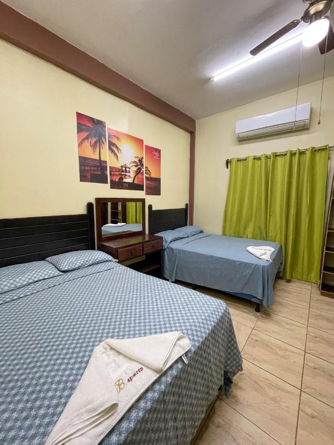 B Aparts Hotel Coxen Hole Bagian luar foto