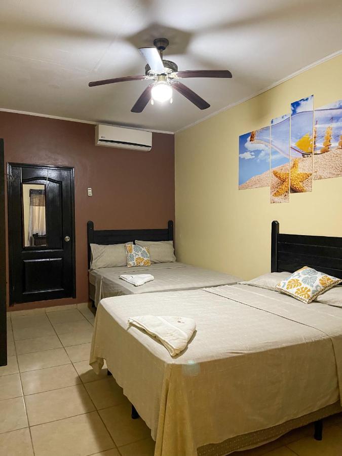 B Aparts Hotel Coxen Hole Bagian luar foto