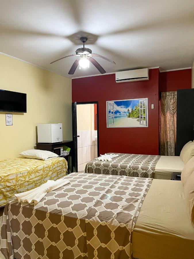 B Aparts Hotel Coxen Hole Bagian luar foto