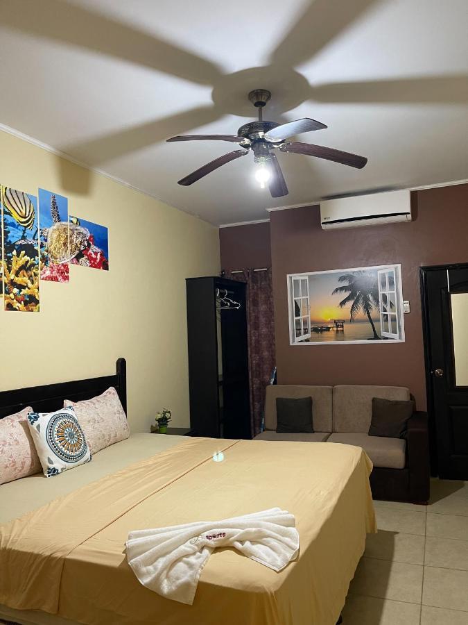 B Aparts Hotel Coxen Hole Bagian luar foto