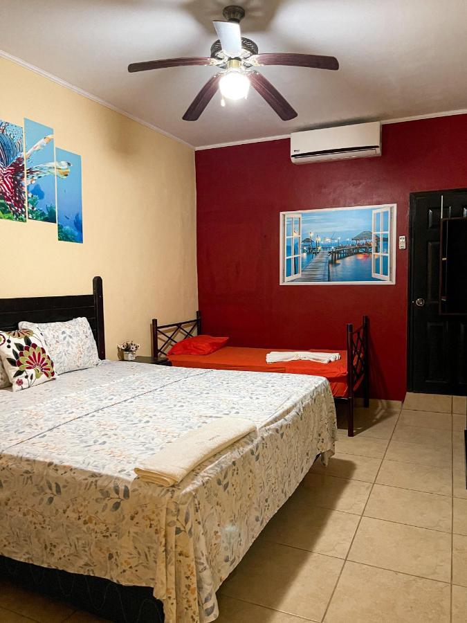 B Aparts Hotel Coxen Hole Bagian luar foto