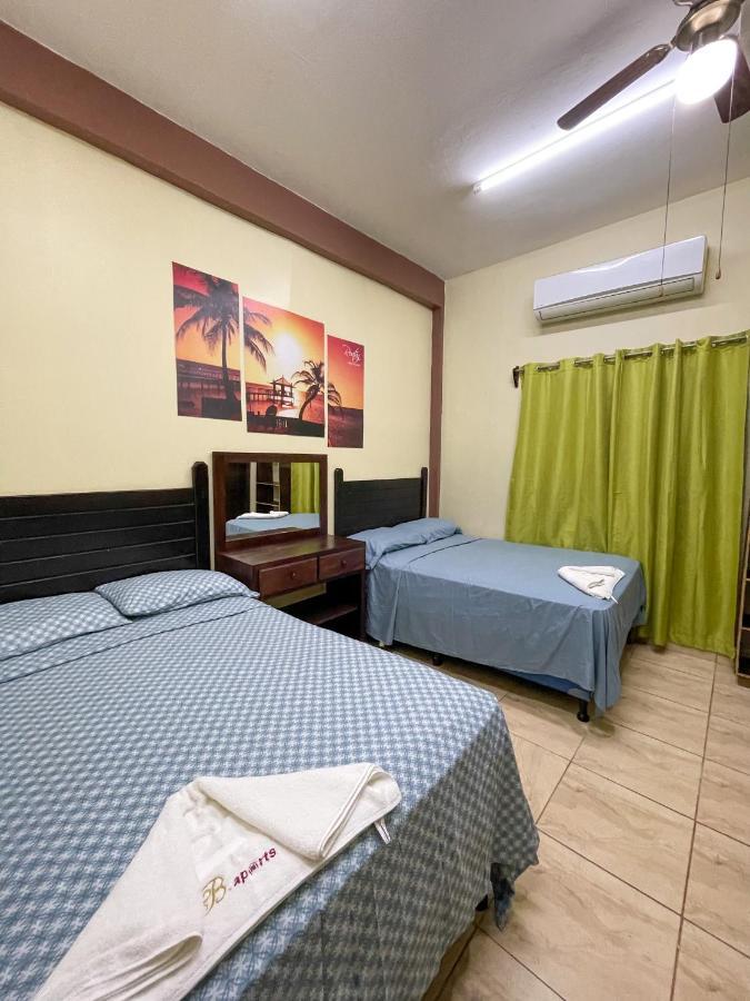 B Aparts Hotel Coxen Hole Bagian luar foto