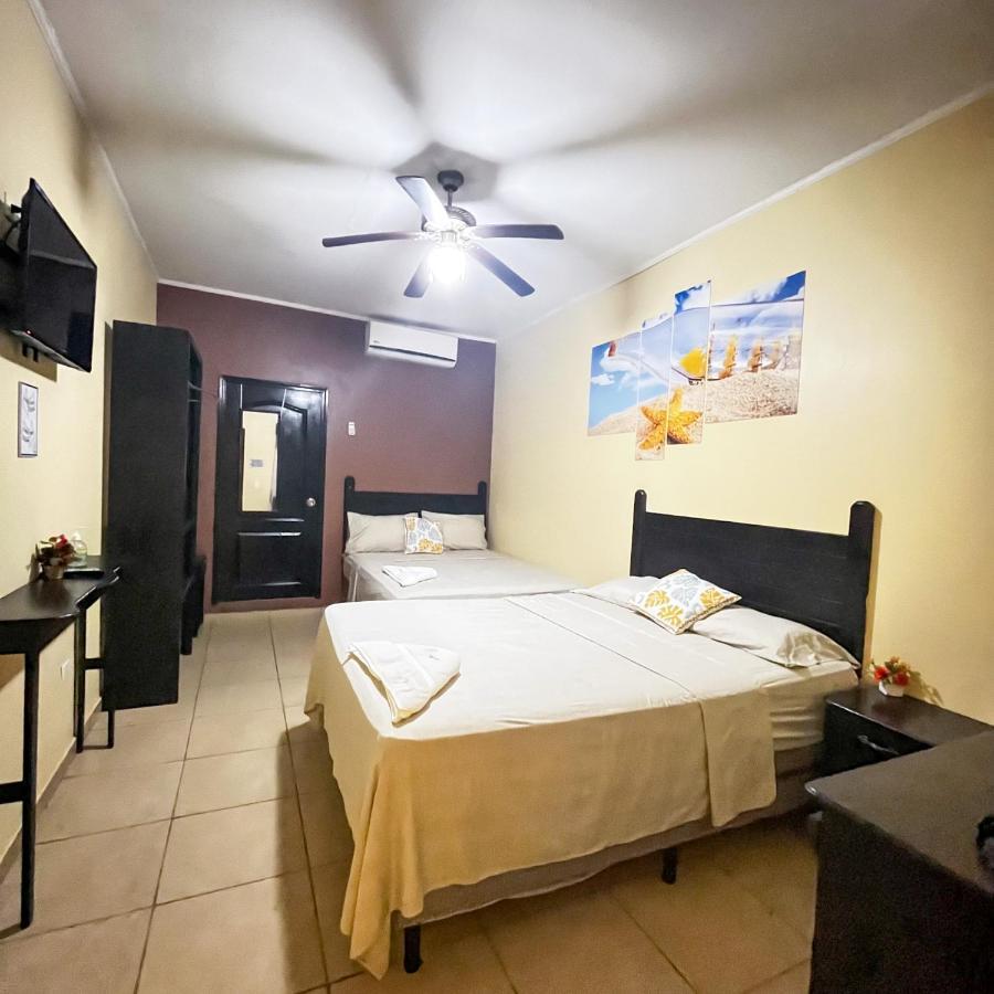 B Aparts Hotel Coxen Hole Bagian luar foto