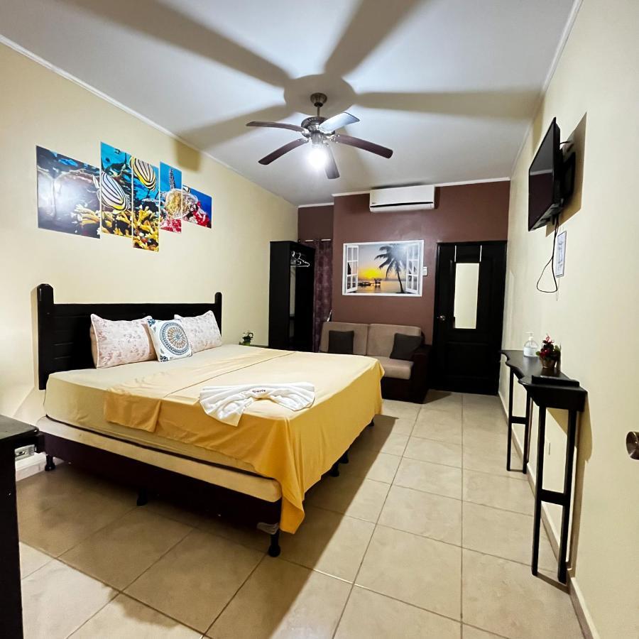 B Aparts Hotel Coxen Hole Bagian luar foto