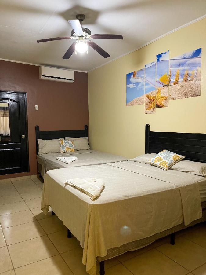 B Aparts Hotel Coxen Hole Bagian luar foto