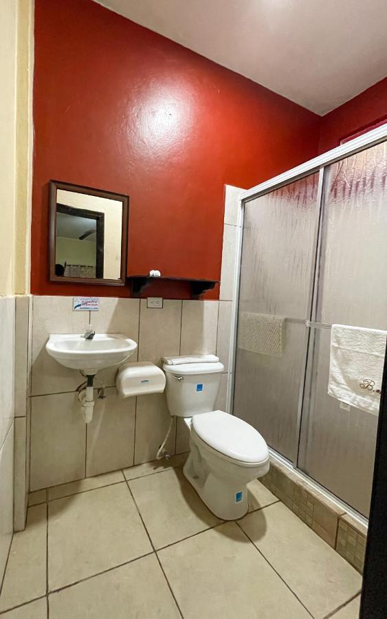 B Aparts Hotel Coxen Hole Bagian luar foto