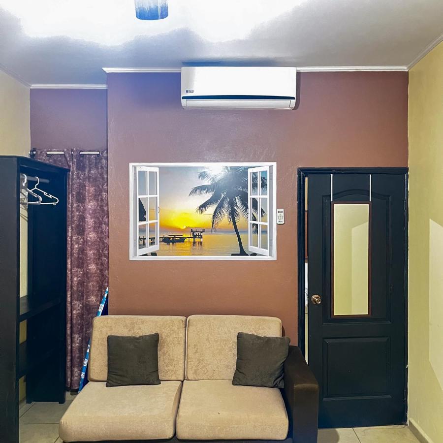 B Aparts Hotel Coxen Hole Bagian luar foto