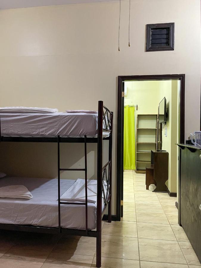 B Aparts Hotel Coxen Hole Bagian luar foto
