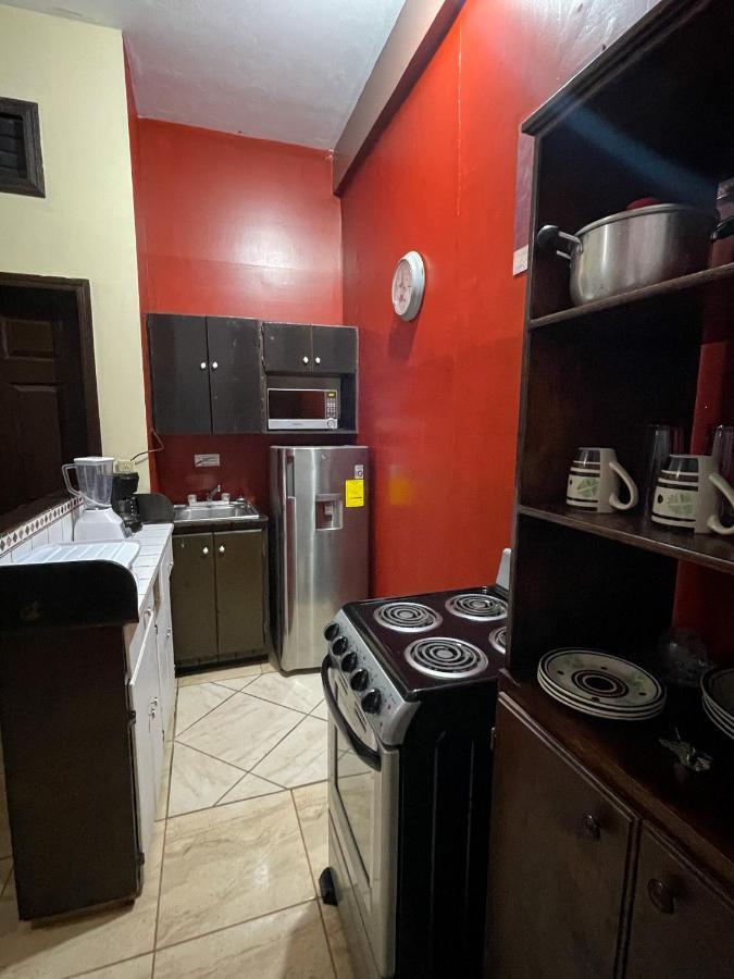 B Aparts Hotel Coxen Hole Bagian luar foto
