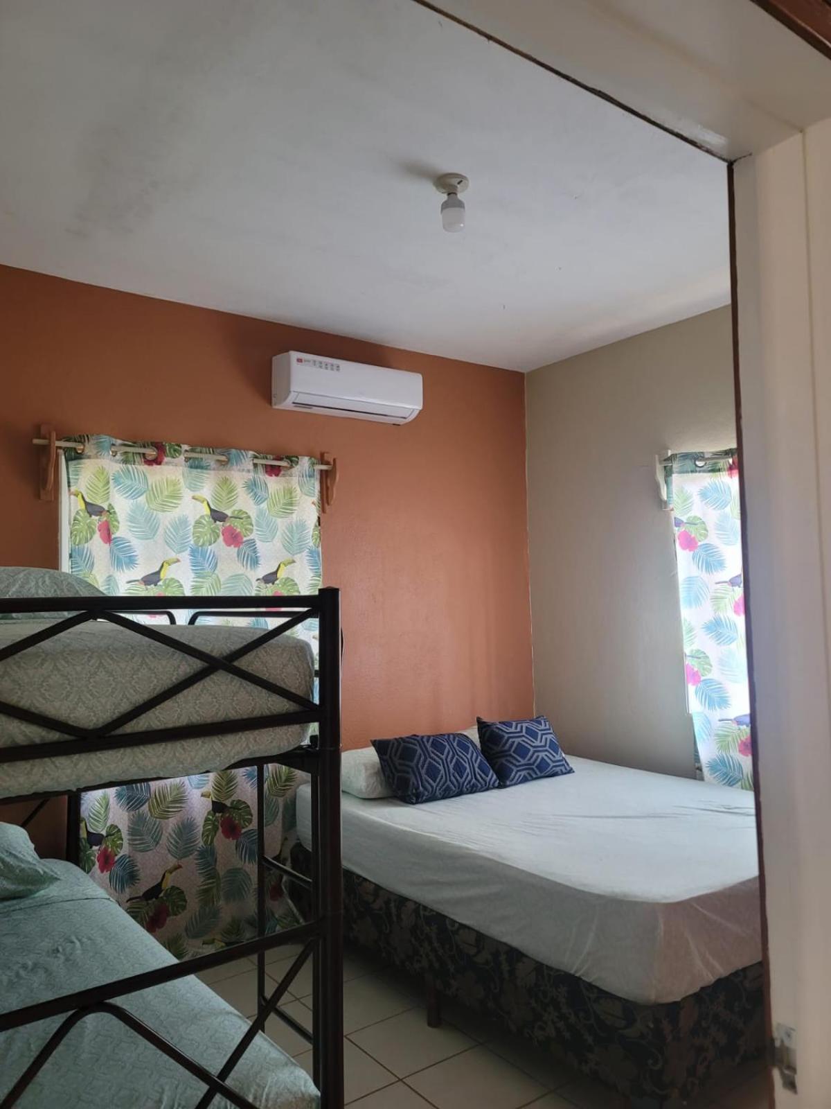 B Aparts Hotel Coxen Hole Bagian luar foto