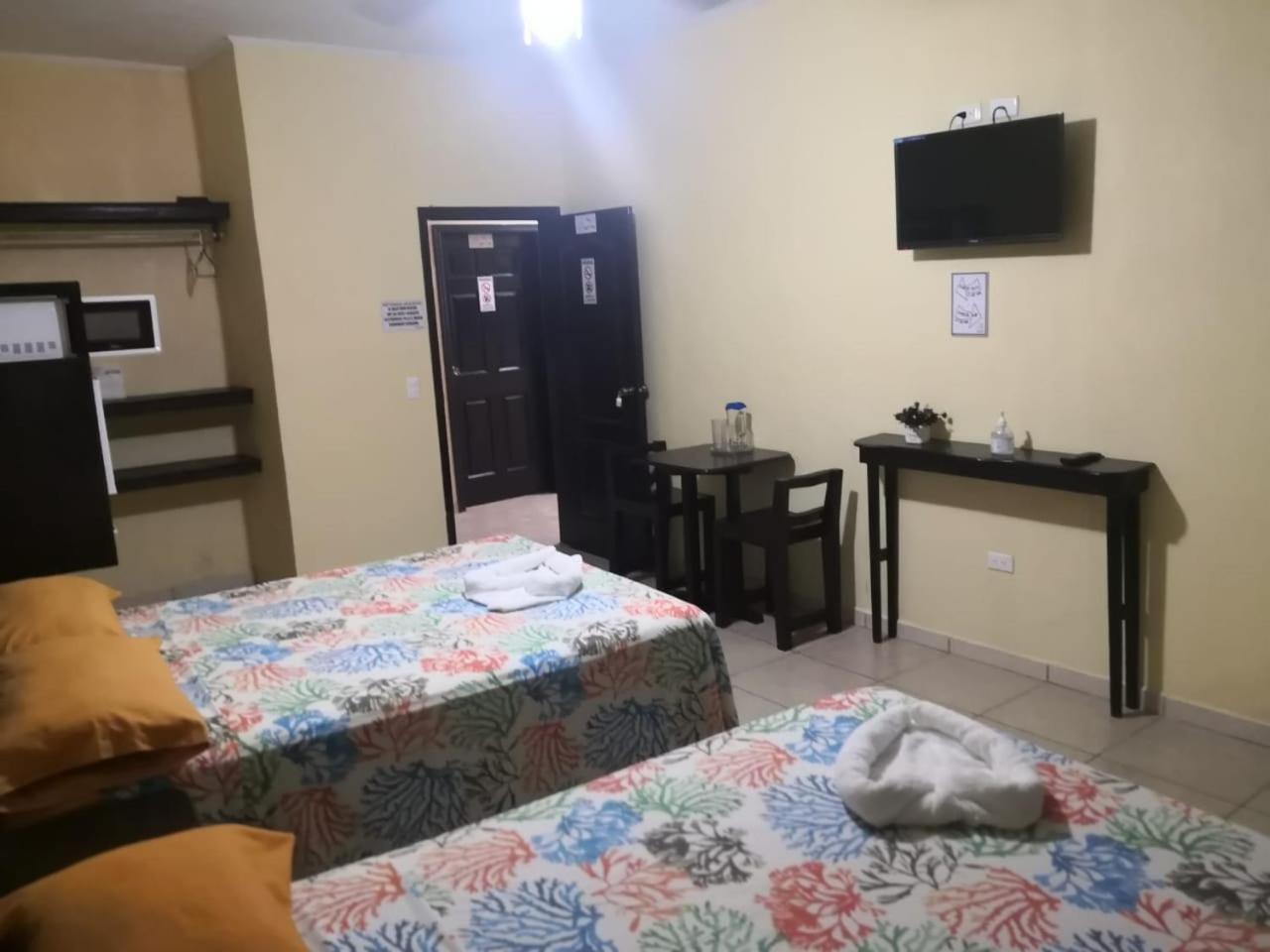 B Aparts Hotel Coxen Hole Bagian luar foto