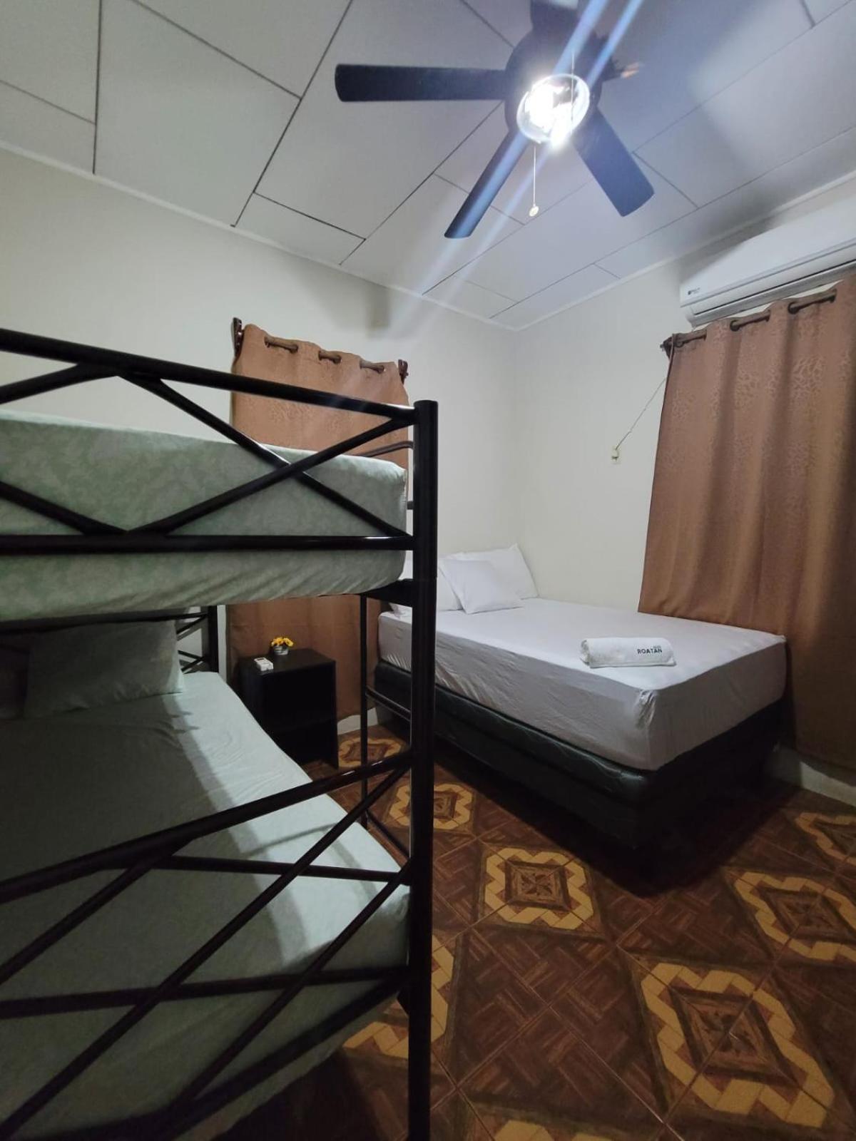 B Aparts Hotel Coxen Hole Bagian luar foto
