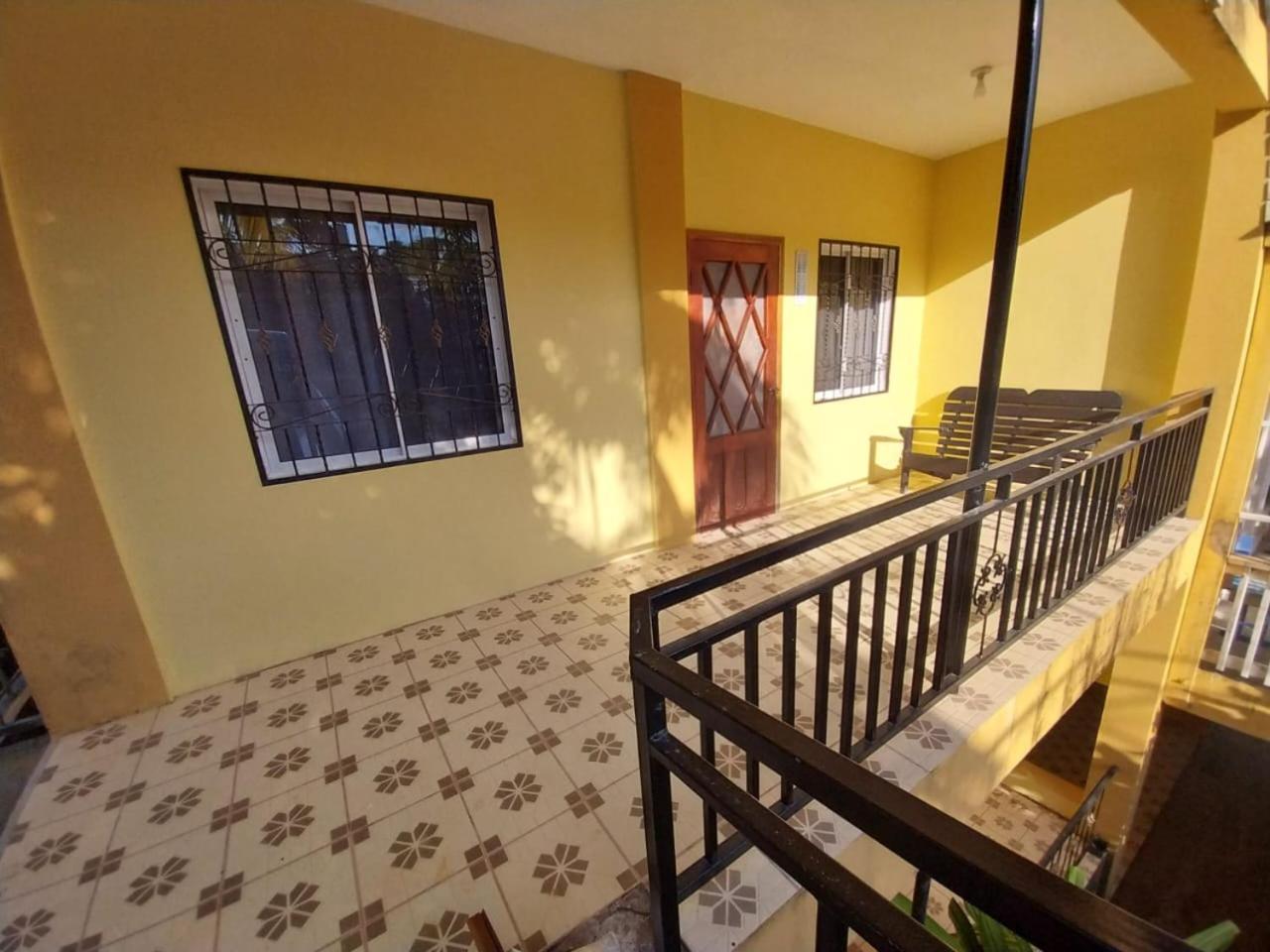 B Aparts Hotel Coxen Hole Bagian luar foto
