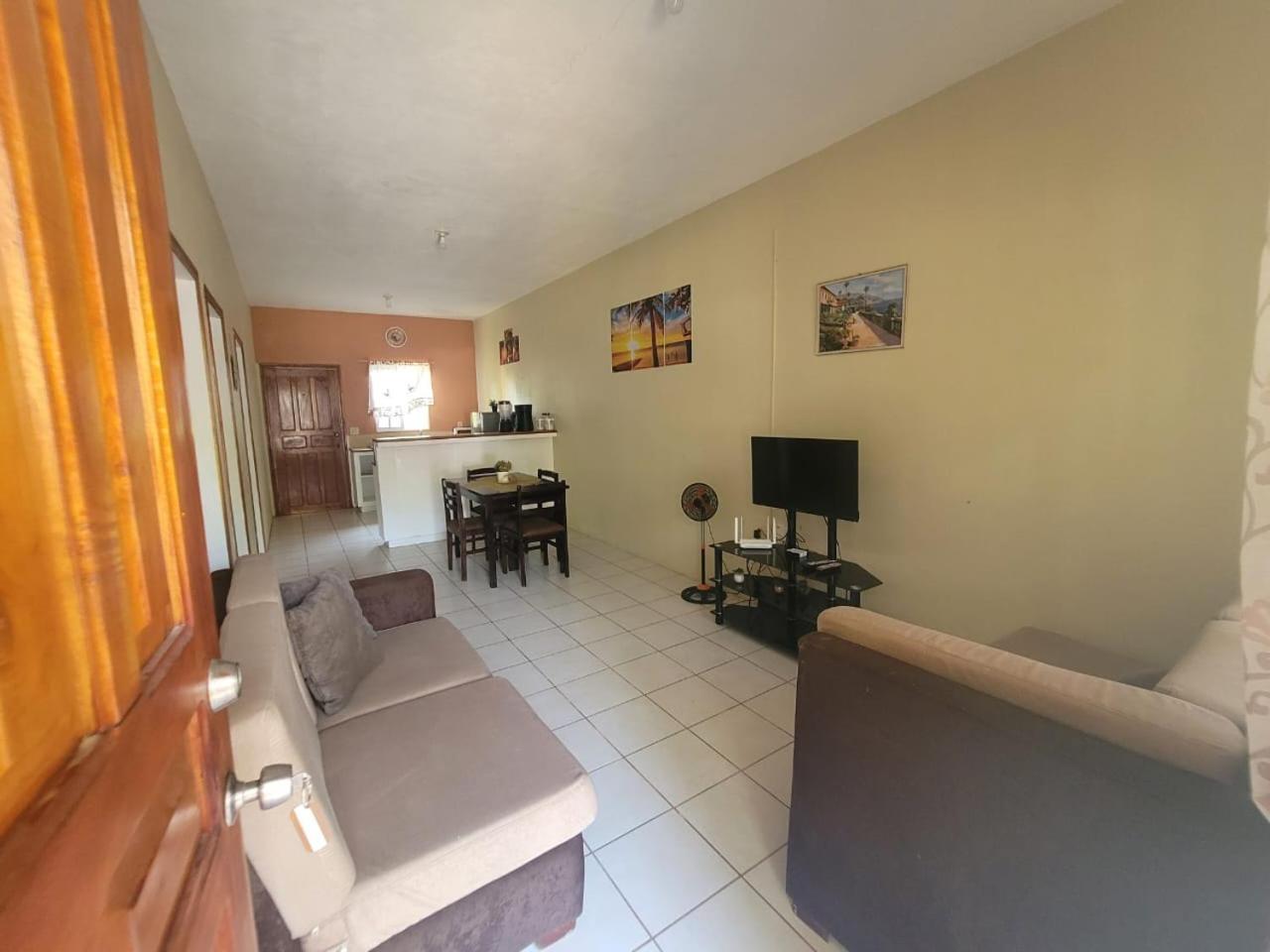 B Aparts Hotel Coxen Hole Bagian luar foto