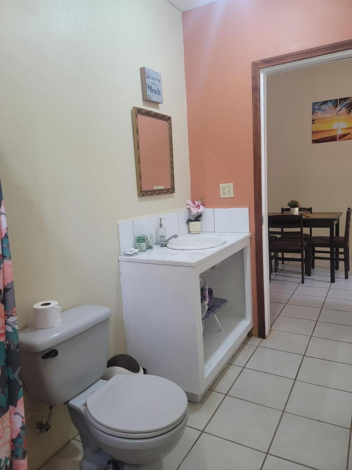 B Aparts Hotel Coxen Hole Bagian luar foto