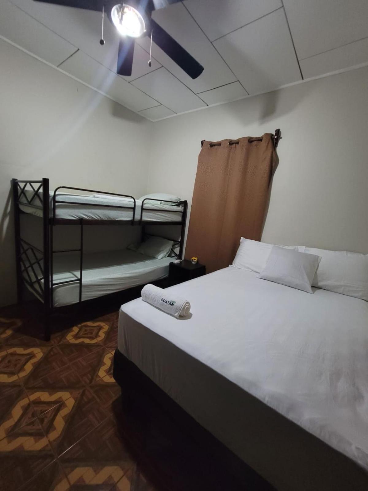 B Aparts Hotel Coxen Hole Bagian luar foto