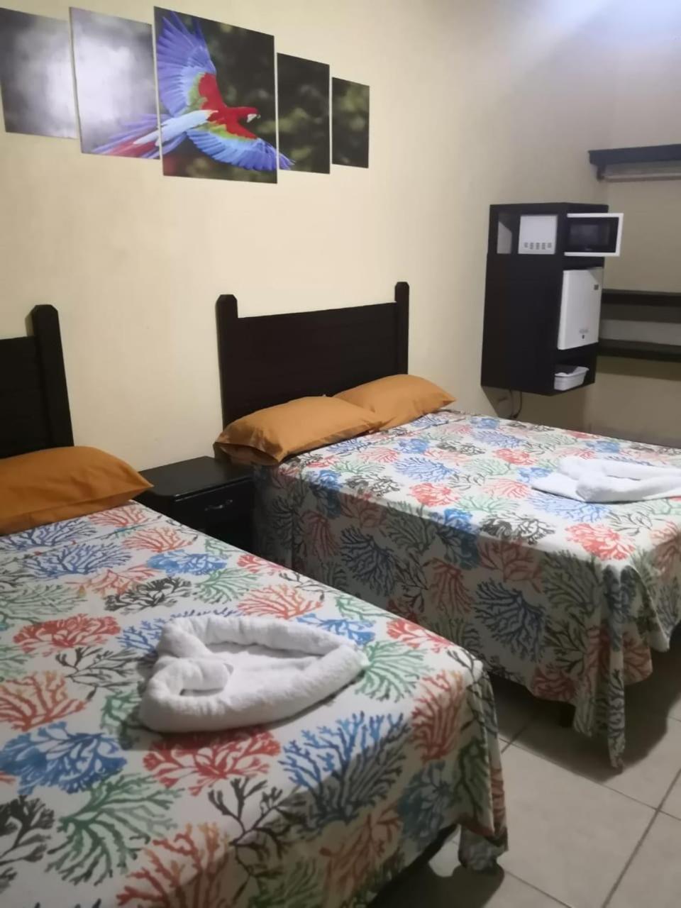 B Aparts Hotel Coxen Hole Bagian luar foto