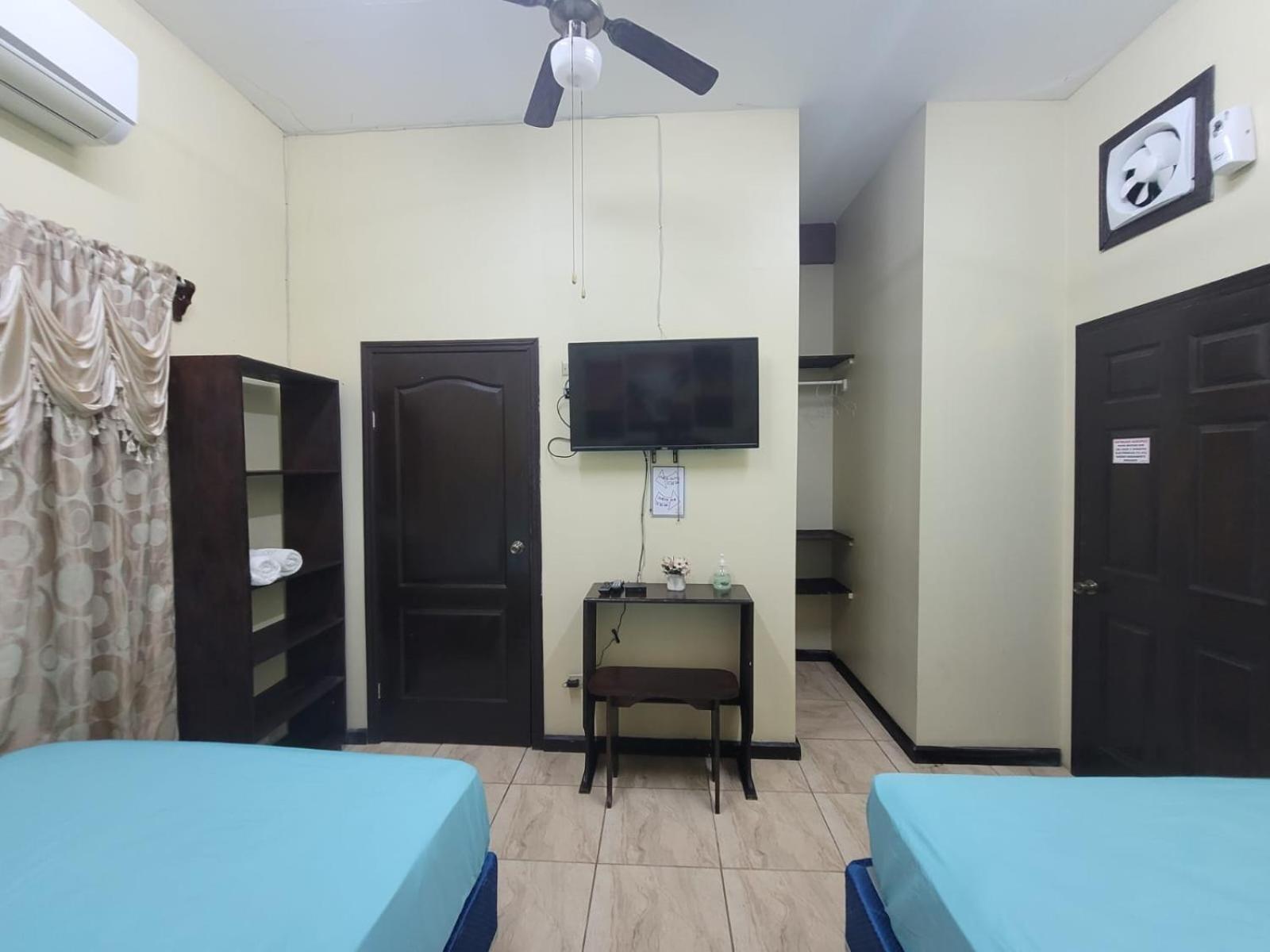 B Aparts Hotel Coxen Hole Bagian luar foto