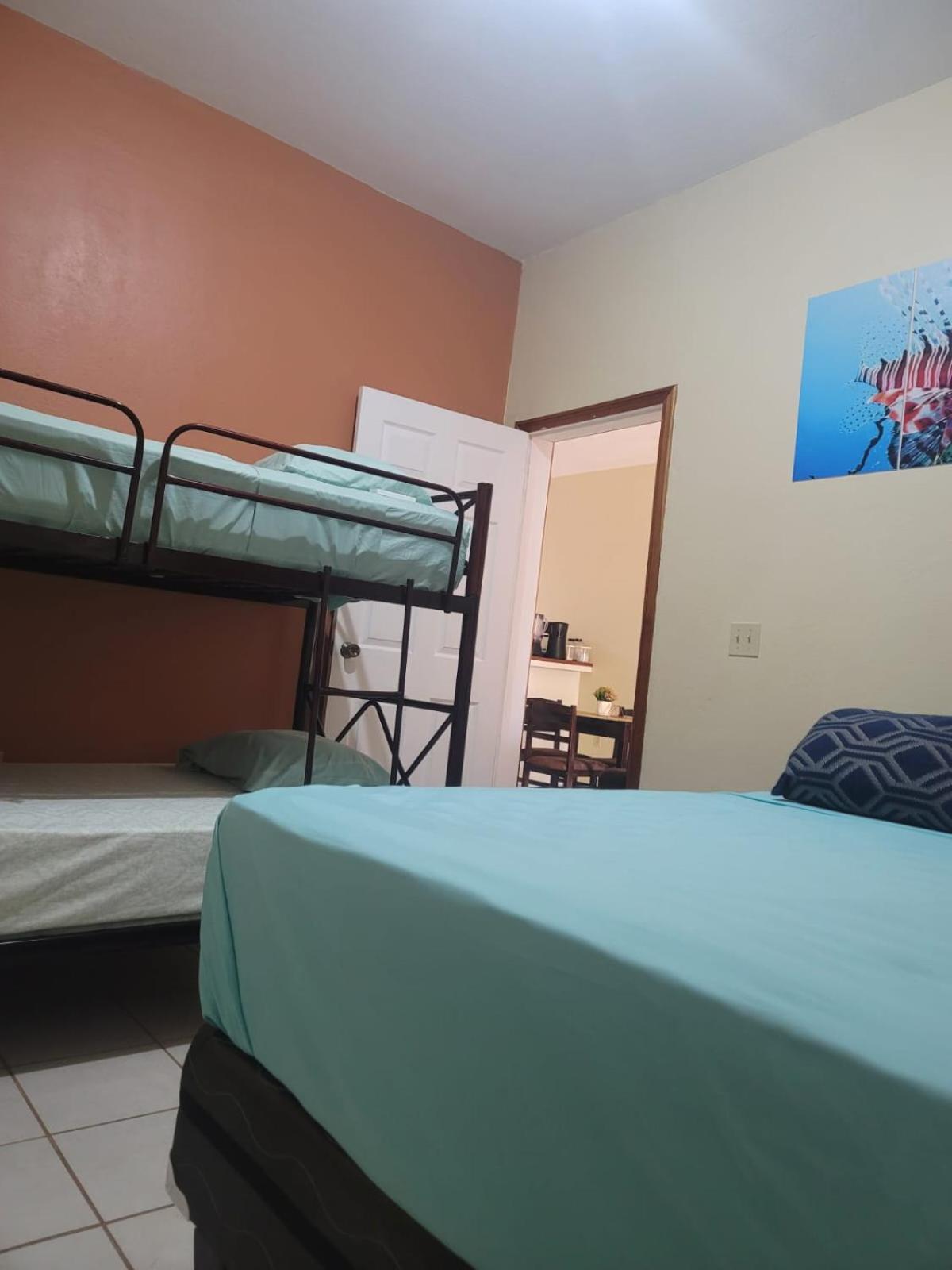 B Aparts Hotel Coxen Hole Bagian luar foto
