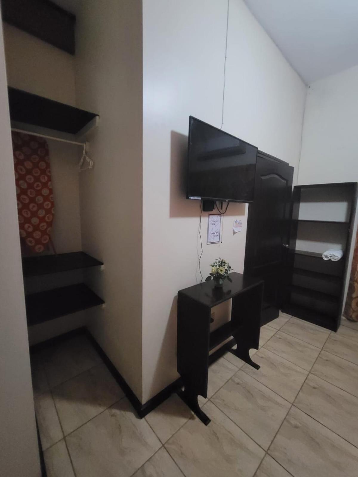 B Aparts Hotel Coxen Hole Bagian luar foto