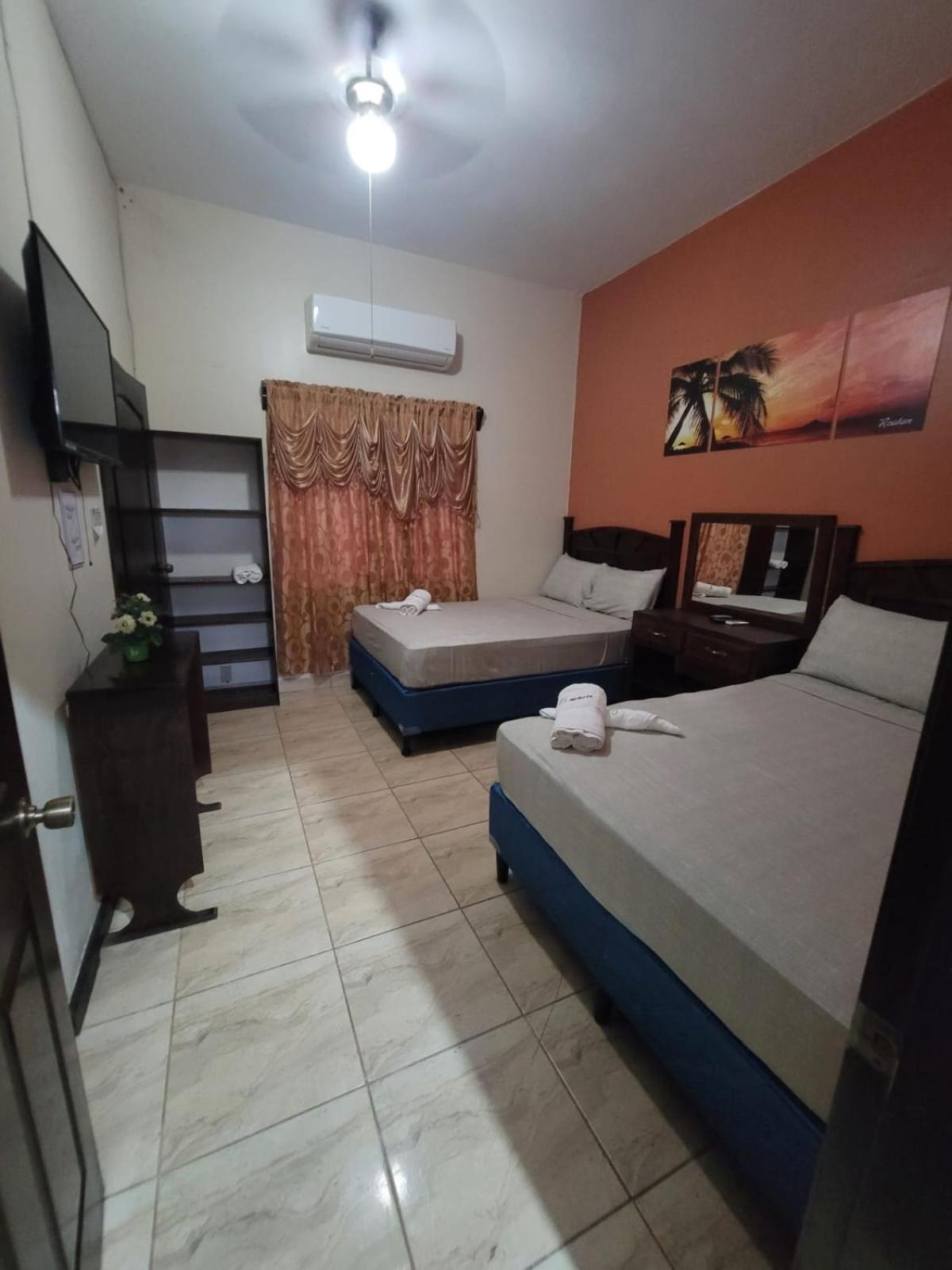 B Aparts Hotel Coxen Hole Bagian luar foto