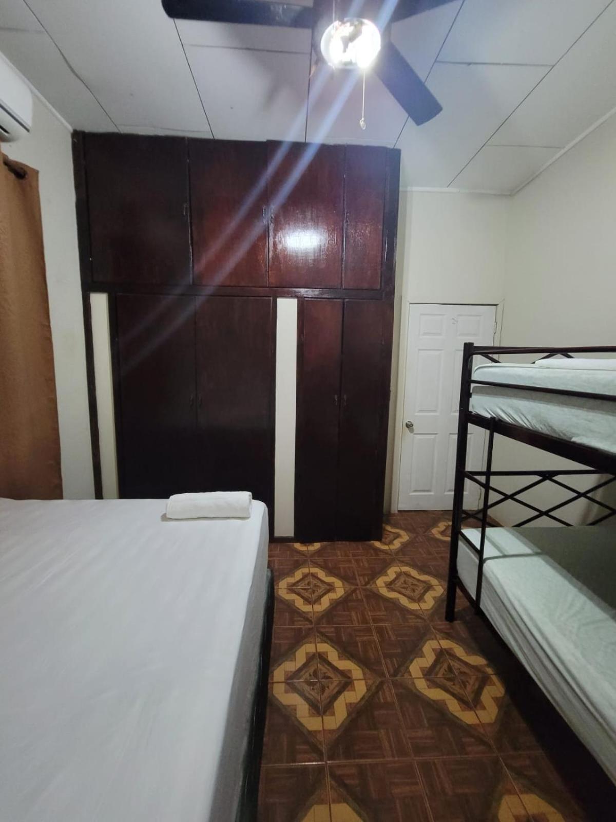 B Aparts Hotel Coxen Hole Bagian luar foto
