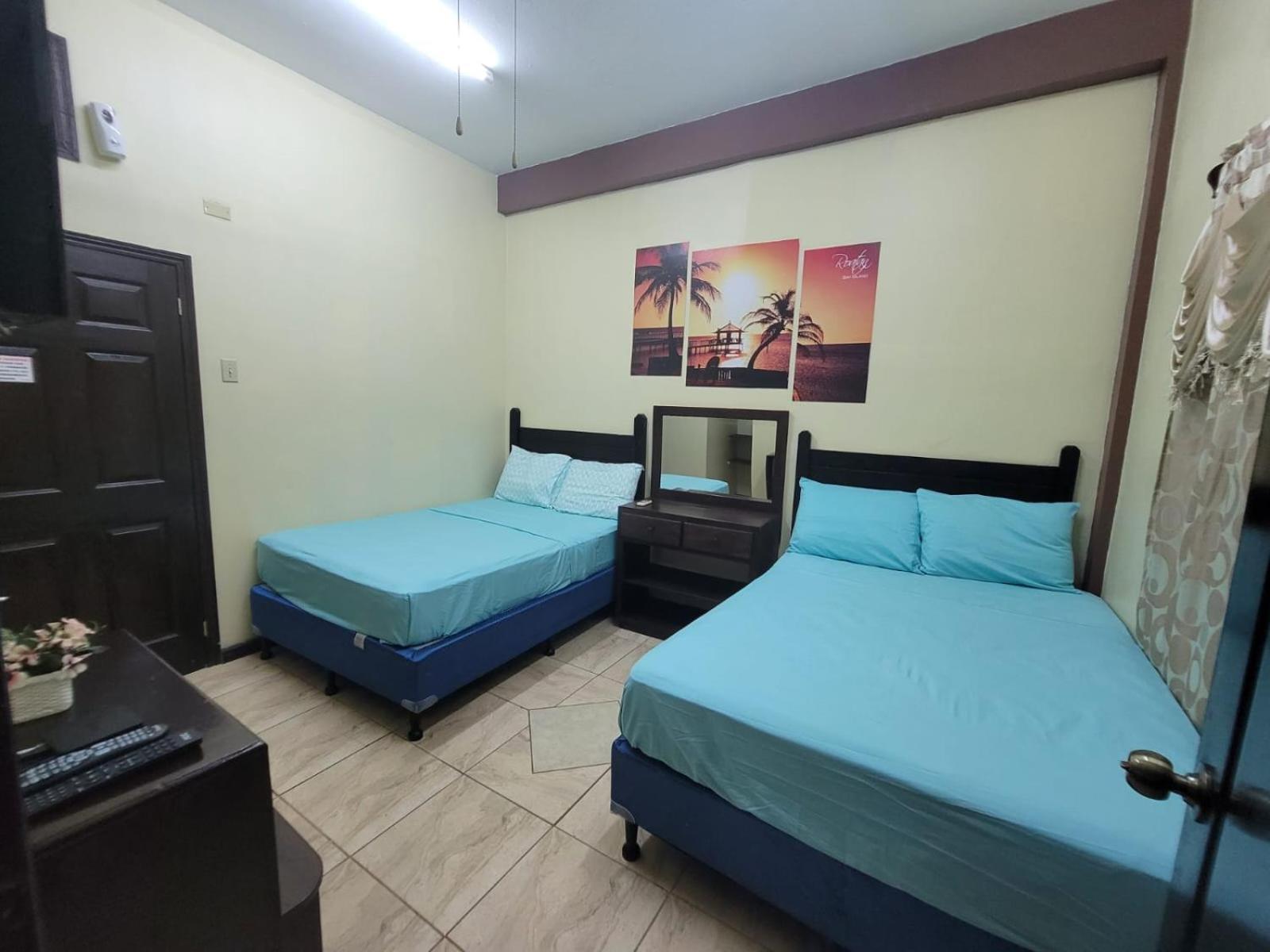 B Aparts Hotel Coxen Hole Bagian luar foto