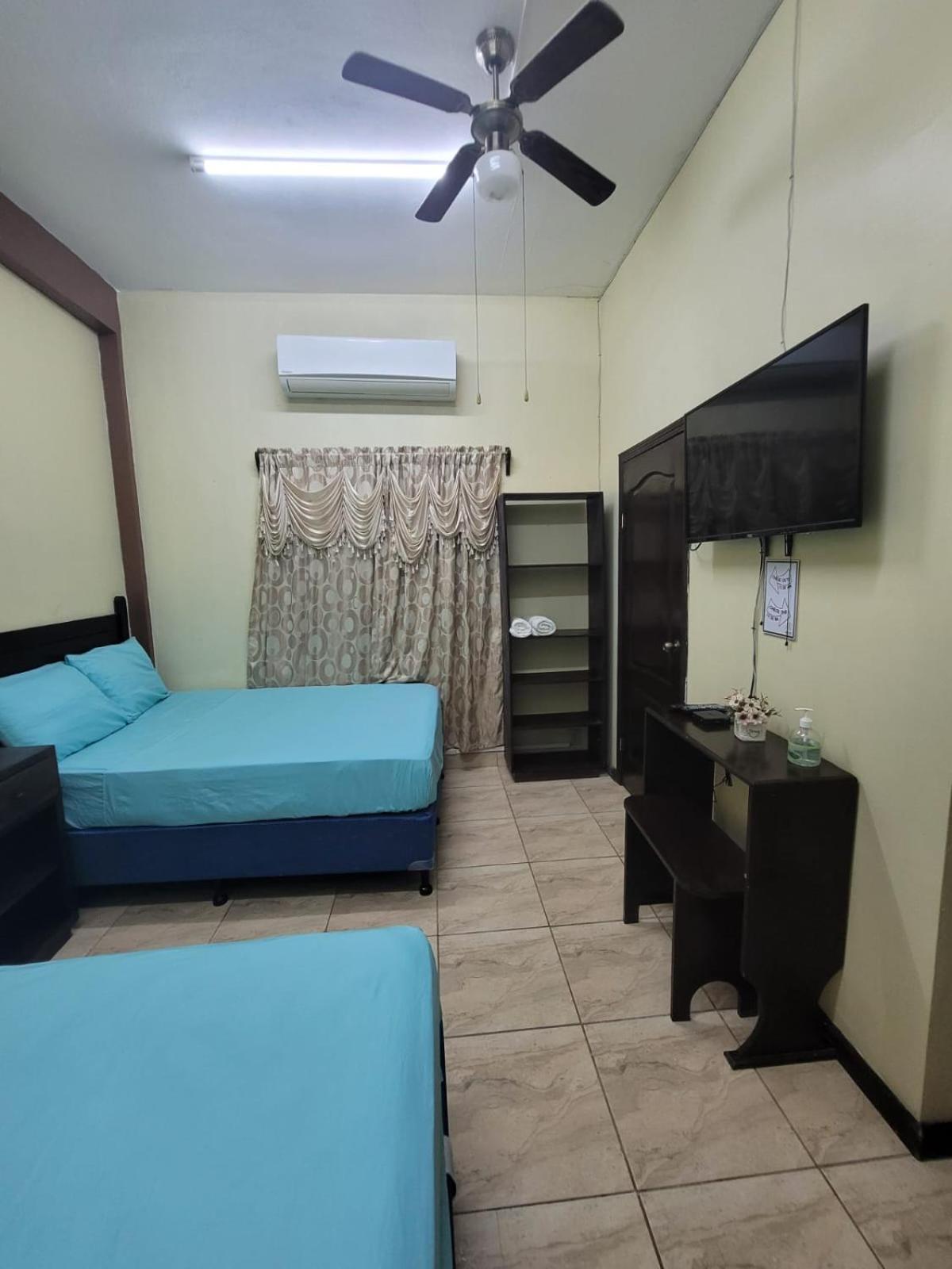 B Aparts Hotel Coxen Hole Bagian luar foto