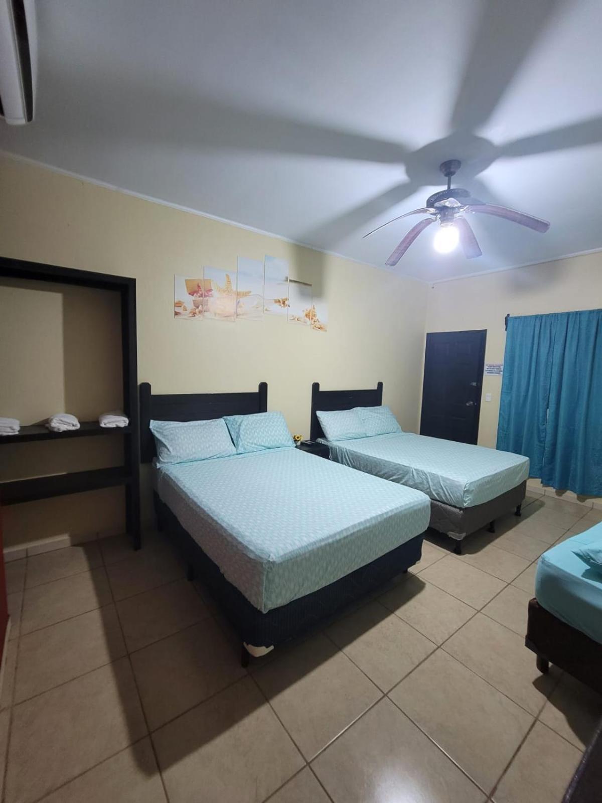 B Aparts Hotel Coxen Hole Bagian luar foto
