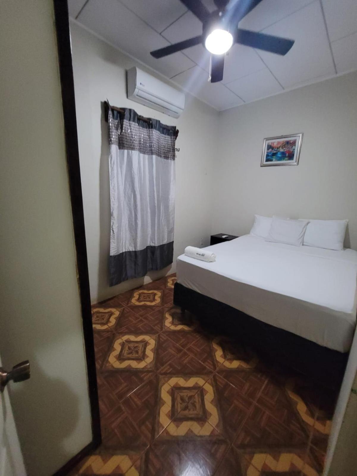 B Aparts Hotel Coxen Hole Bagian luar foto