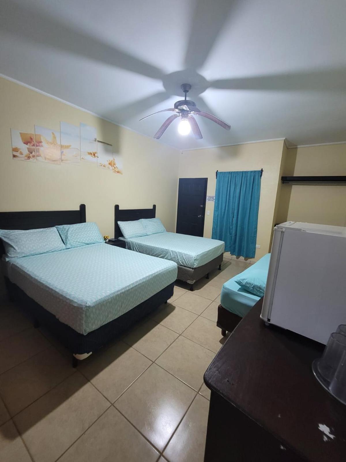 B Aparts Hotel Coxen Hole Bagian luar foto