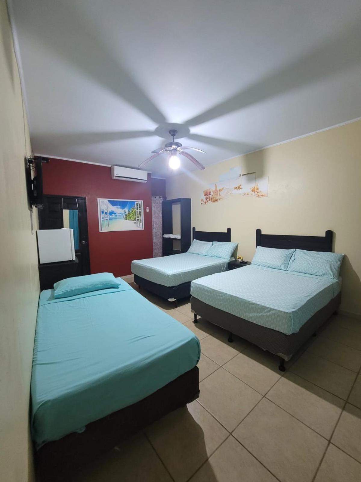 B Aparts Hotel Coxen Hole Bagian luar foto