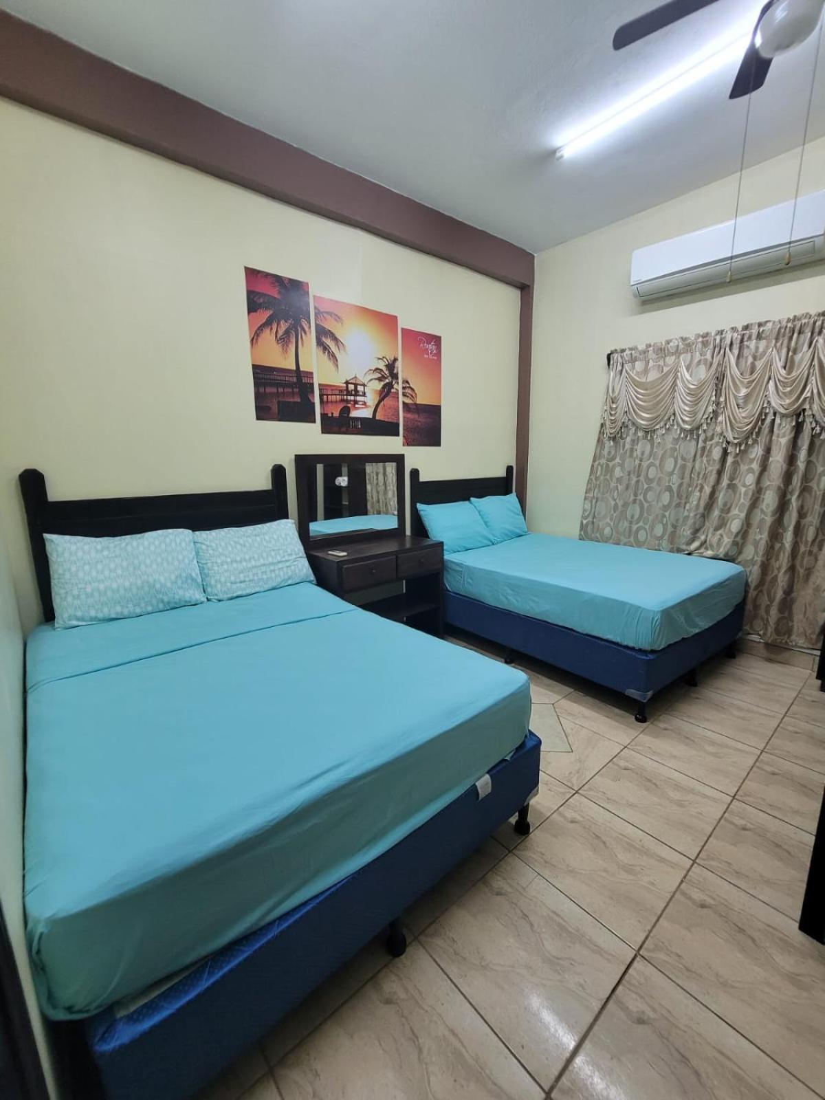 B Aparts Hotel Coxen Hole Bagian luar foto