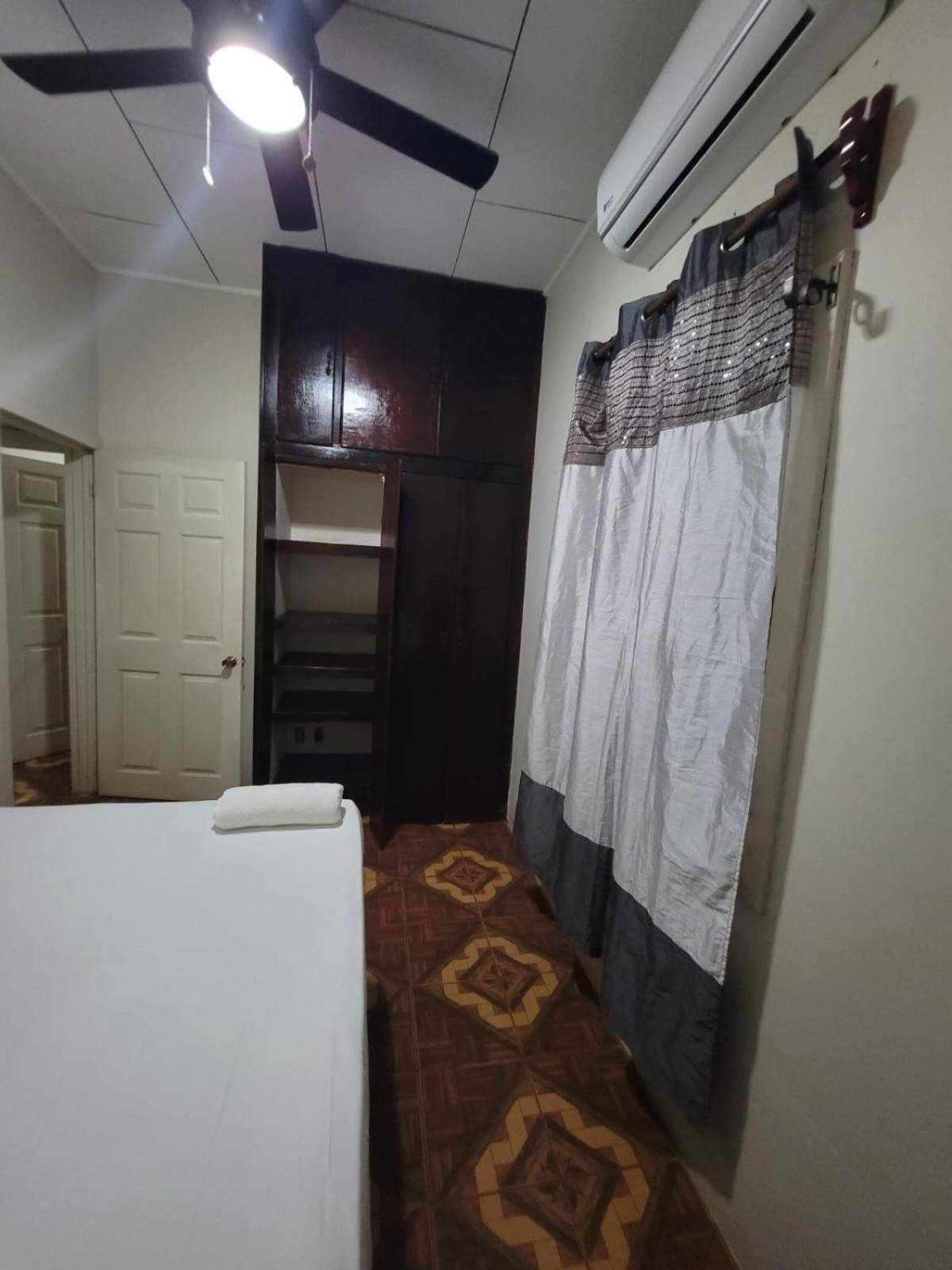 B Aparts Hotel Coxen Hole Bagian luar foto