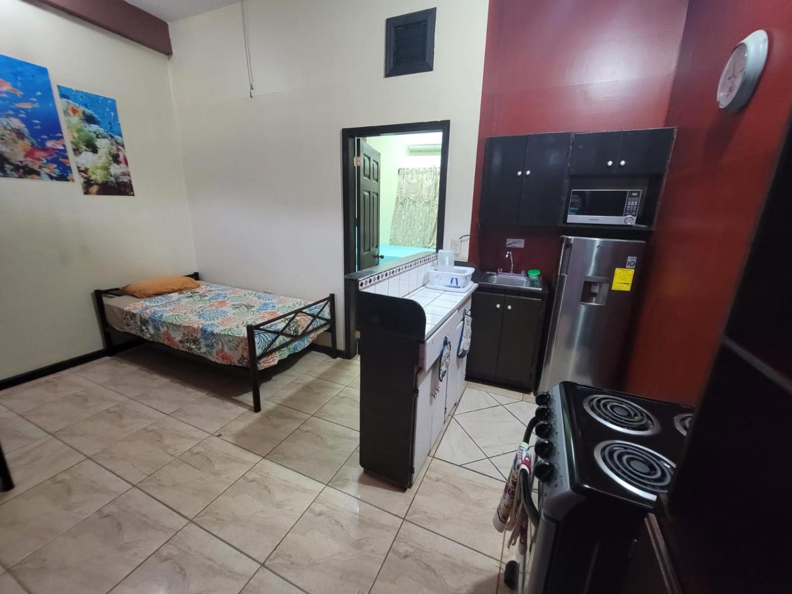 B Aparts Hotel Coxen Hole Bagian luar foto