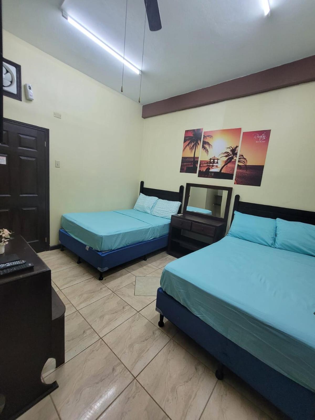 B Aparts Hotel Coxen Hole Bagian luar foto