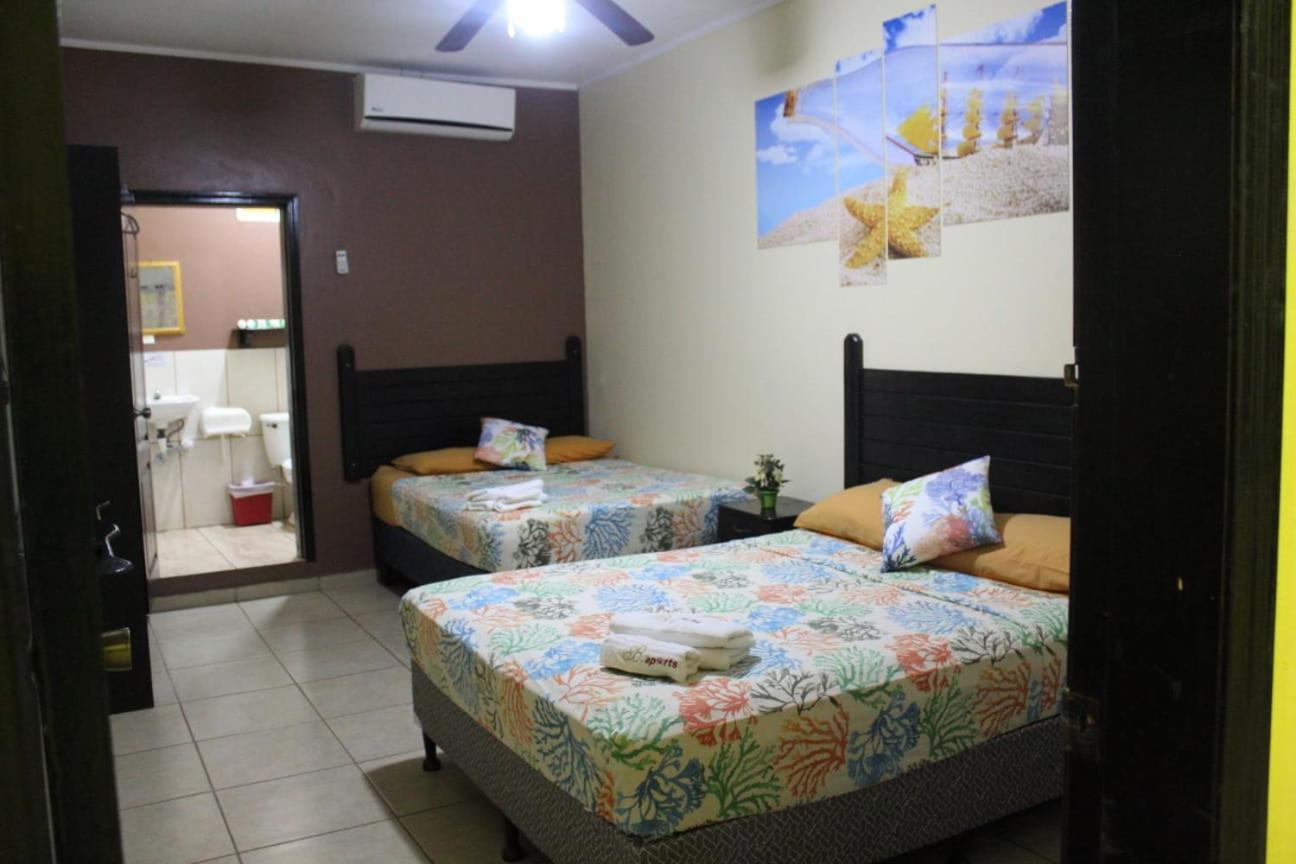 B Aparts Hotel Coxen Hole Bagian luar foto