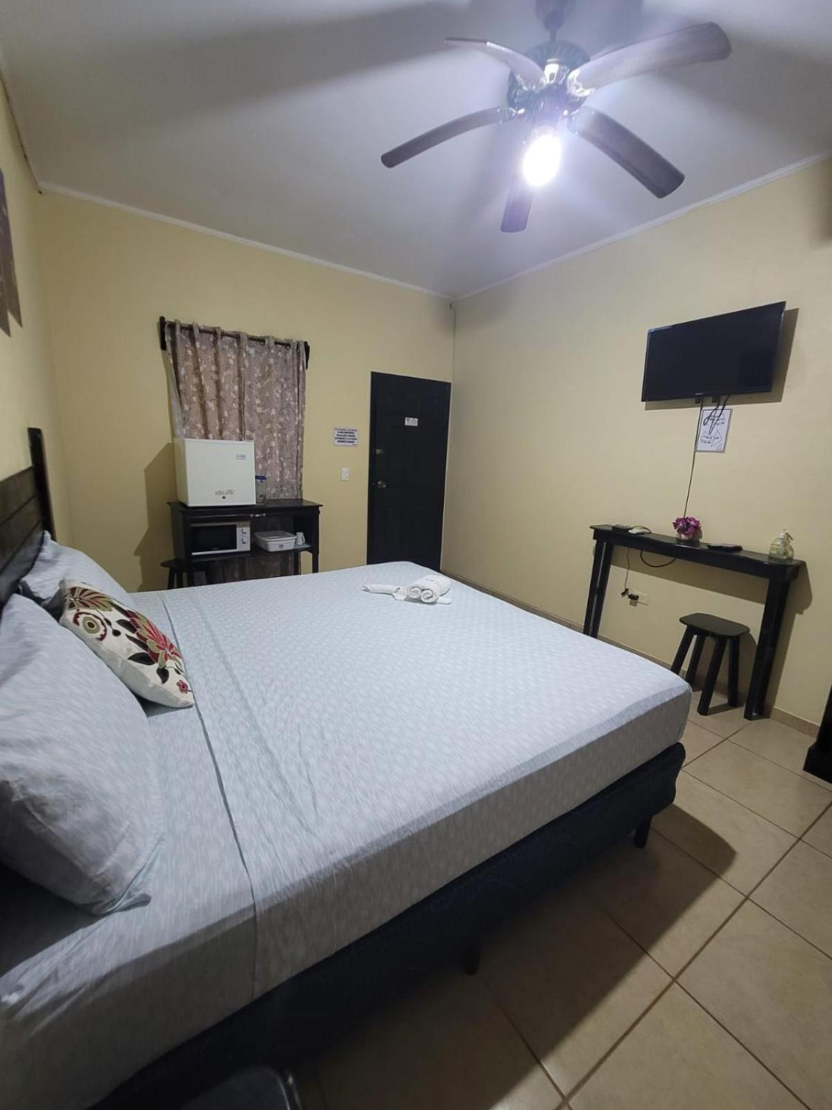 B Aparts Hotel Coxen Hole Bagian luar foto