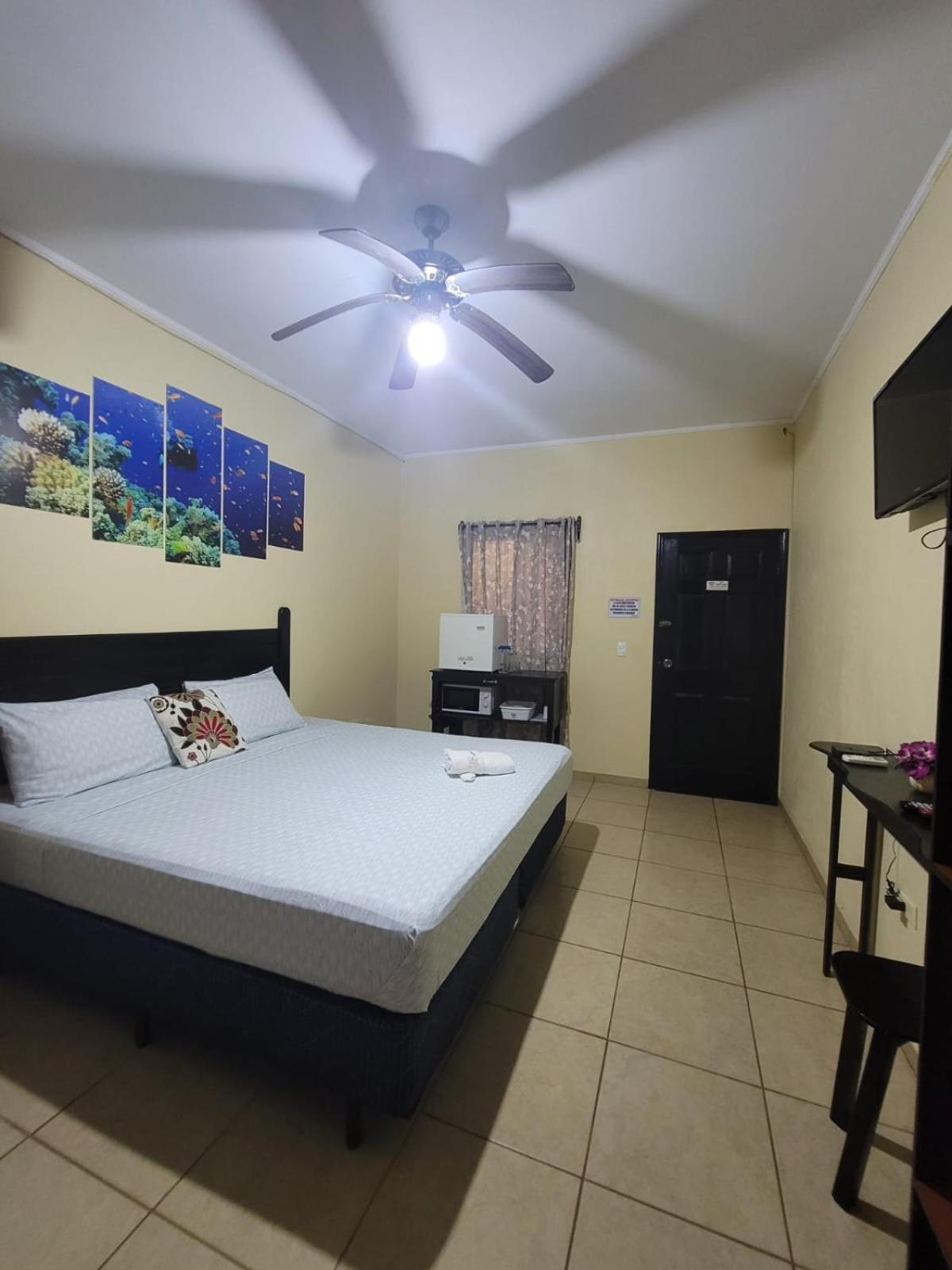 B Aparts Hotel Coxen Hole Bagian luar foto