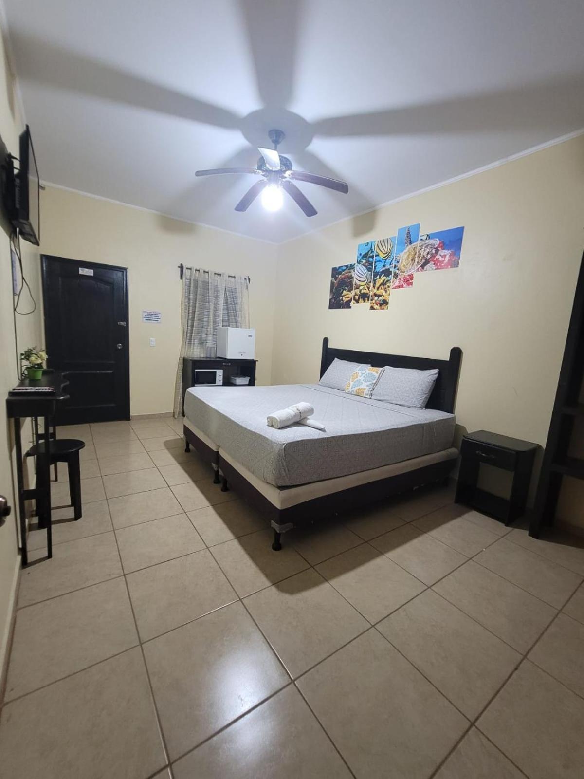 B Aparts Hotel Coxen Hole Bagian luar foto