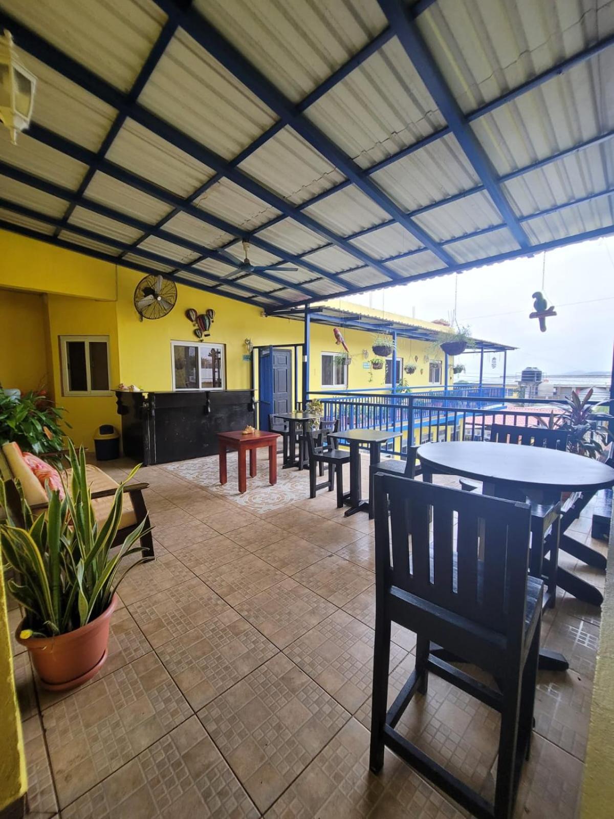 B Aparts Hotel Coxen Hole Bagian luar foto